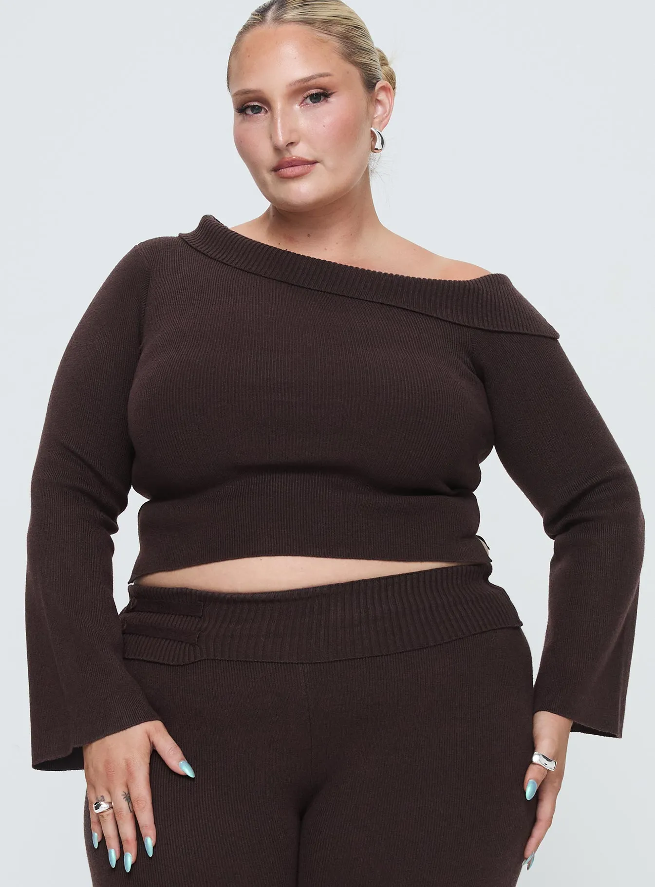 Sina Off The Shoulder Top Chocolate Curve